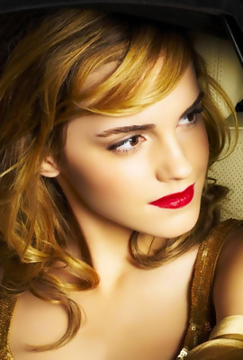 Young Glamorous Star Emma Watson caught pantyless!
