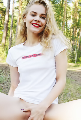 Ellie Green-eyed Beauty Will Enjoy Licking Fingers