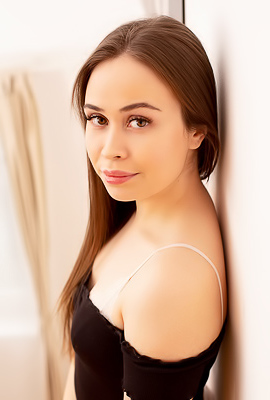 Amateur Jenny Ferri Getting Naked At Home